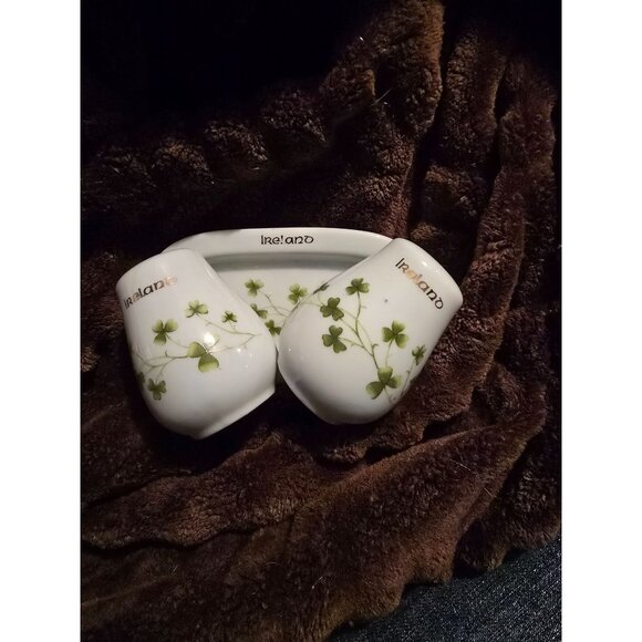 Vintage Ireland Shamrock Ceramic Salt & Pepper Shakers With Tray - Picture 1 of 2
